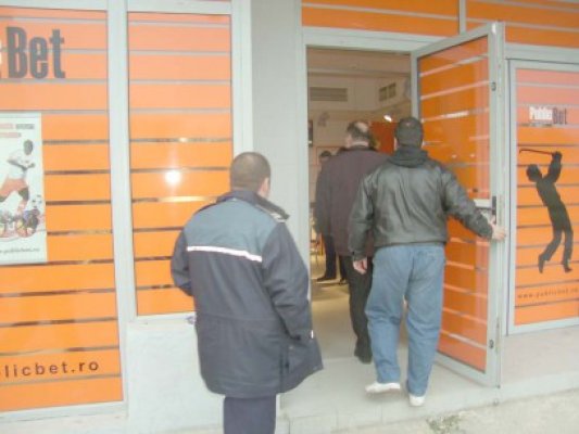Poliţiştii şi jandarmii constănţeni verifică barurile şi casele de pariuri